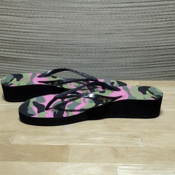 Medium Womens pink camo wedge flip flops with sequin straps - Picture 4 of 6
